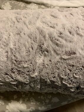 Soft surroundings Plush Faux Fur Throw Blanket - Light Gray